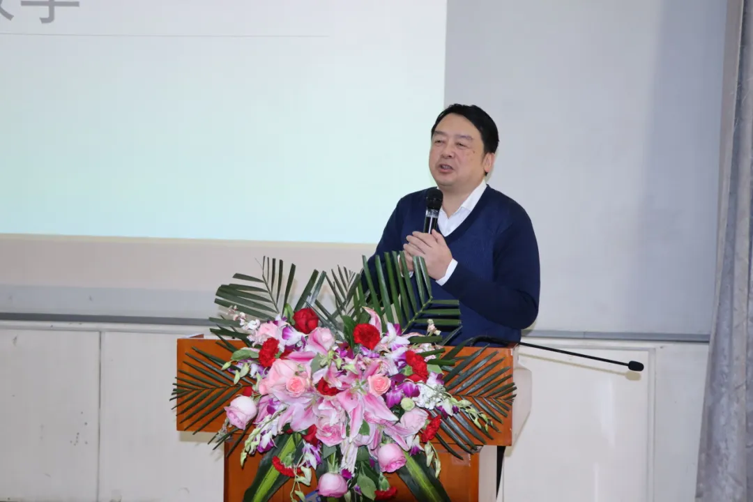 37永利官网第二附属中学正高级教师  何杰老师.jpg